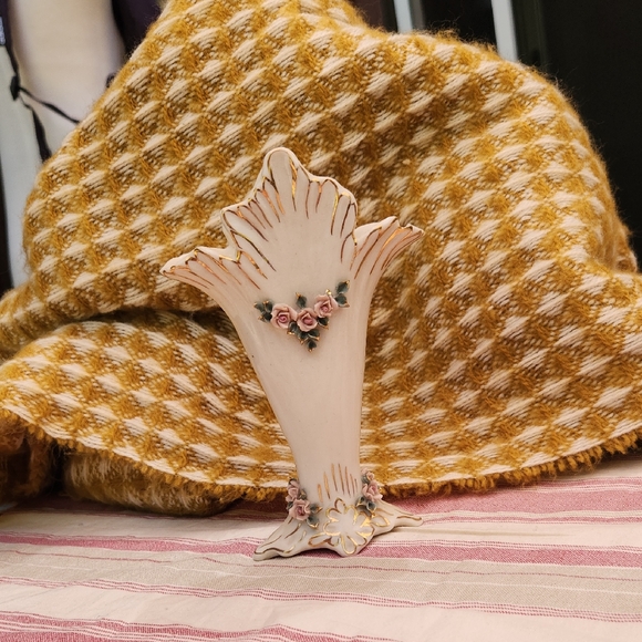Lee Jewelry - Lee Wollard Pink Cream,Gold  Floral  vase Jewelry, Make-up Brush Holder vintage